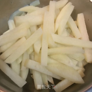 炸薯条的做法步骤：3