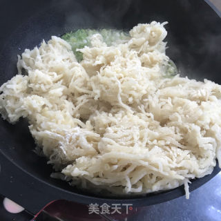 蒜苗炒洋芋擦擦的做法步骤：9