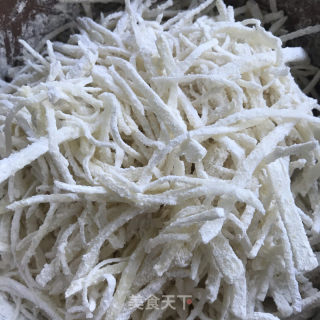 蒜苗炒洋芋擦擦的做法步骤：5