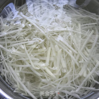 蒜苗炒洋芋擦擦的做法步骤：3
