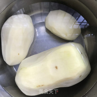蒜苗炒洋芋擦擦的做法步骤：1
