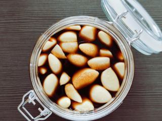 碧绿爽脆的腊八蒜，好吃有技巧！酸中带甜，甜中带辣的做法步骤：3