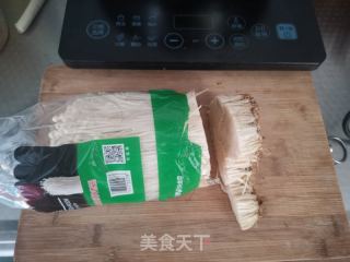 金针菇牛肉汤的做法步骤：2