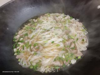 瘦肉生肠猪肝河粉的做法步骤：6