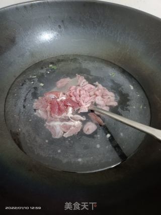 瘦肉生肠猪肝河粉的做法步骤：3