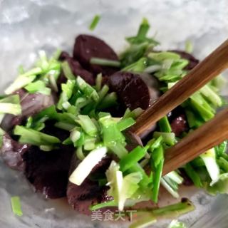 鸡油蒜黄拌血肠的做法步骤：14