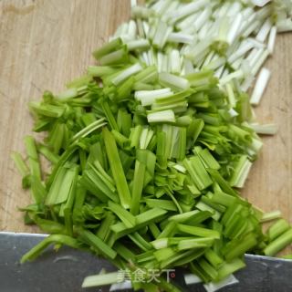 鸡油蒜黄拌血肠的做法步骤：3