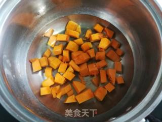 南瓜香蕉牛奶燕麦粥的做法步骤：2