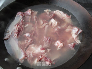 胡萝卜山药炖羊肉的做法步骤：1