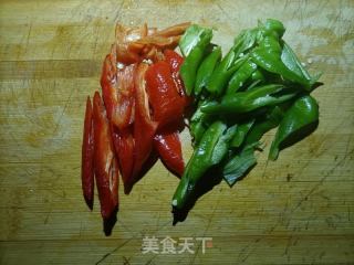 双椒炒腊肉的做法步骤：2