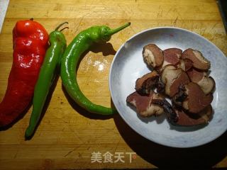 双椒炒腊肉的做法步骤：1