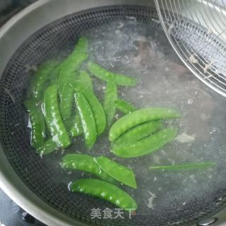 腊肠鸡蛋炒荷兰豆的做法步骤：4