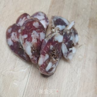 腊肠鸡蛋炒荷兰豆的做法步骤：2