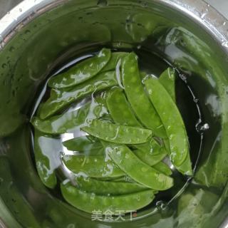 腊肠鸡蛋炒荷兰豆的做法步骤：1