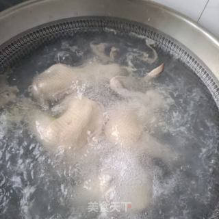 金线莲竹荪王鸽汤的做法步骤：6
