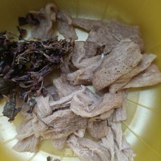 金线莲竹荪王鸽汤的做法步骤：5