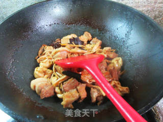 黄花菜千张结烧五花肉的做法步骤：10