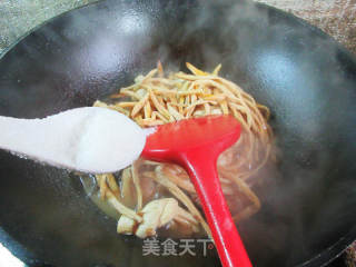 黄花菜千张结烧五花肉的做法步骤：8