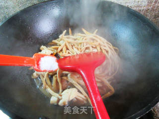 黄花菜千张结烧五花肉的做法步骤：7