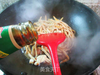 黄花菜千张结烧五花肉的做法步骤：6