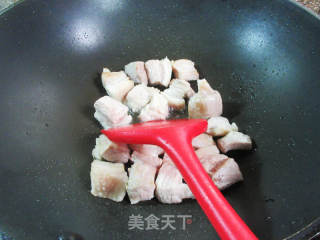黄花菜千张结烧五花肉的做法步骤：2