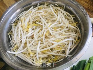 醋溜绿豆芽的做法步骤：1
