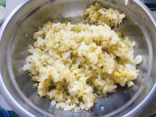 酸菜水饺的做法步骤：2