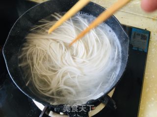 简易酸汤面的做法步骤：2