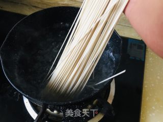 简易酸汤面的做法步骤：1