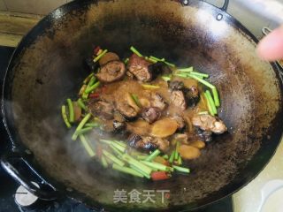 蒜苔炒酱油鸭的做法步骤：8