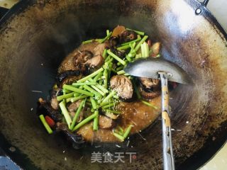 蒜苔炒酱油鸭的做法步骤：7