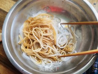 酸菜炒粉条的做法步骤：2