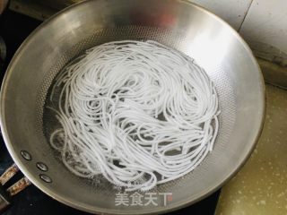酸菜炒粉条的做法步骤：1