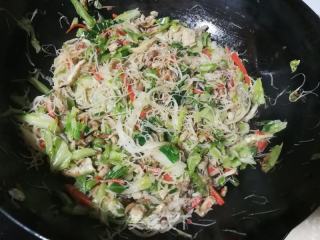 包菜肉丝炒粉干的做法步骤：10