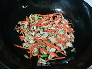 包菜肉丝炒粉干的做法步骤：6