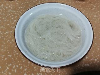 包菜肉丝炒粉干的做法步骤：1
