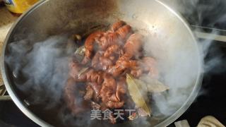 蒜炒卤大肠的做法步骤：1