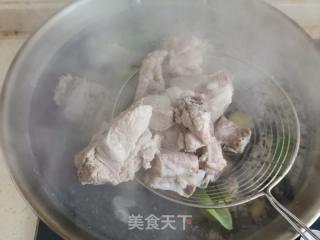 玉米排骨汤的做法步骤：3