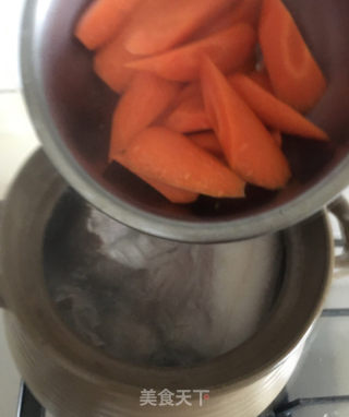 胡萝卜薏米龙骨汤的做法步骤：4