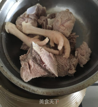 胡萝卜薏米龙骨汤的做法步骤：3
