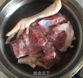 胡萝卜薏米龙骨汤的做法步骤：2