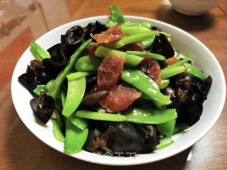 茴香杆黑木耳炒腊肠的做法步骤：11