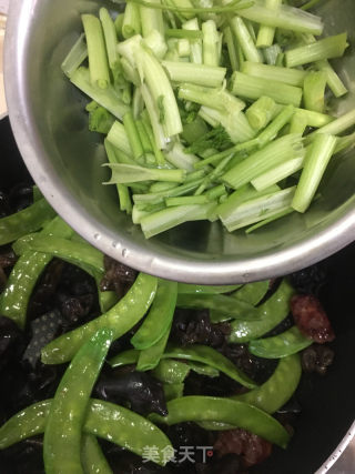 茴香杆黑木耳炒腊肠的做法步骤：10