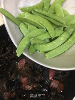 茴香杆黑木耳炒腊肠的做法步骤：9