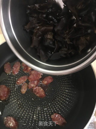 茴香杆黑木耳炒腊肠的做法步骤：8