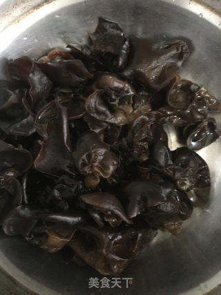 茴香杆黑木耳炒腊肠的做法步骤：4