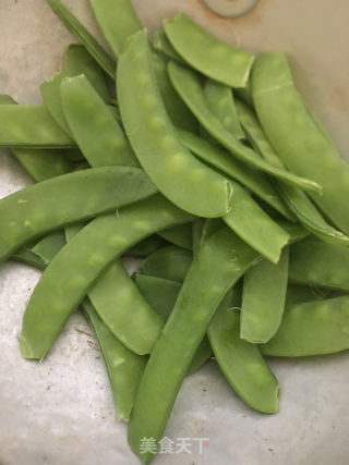茴香杆黑木耳炒腊肠的做法步骤：3