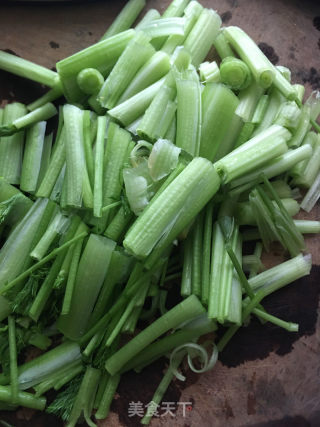 茴香杆黑木耳炒腊肠的做法步骤：2