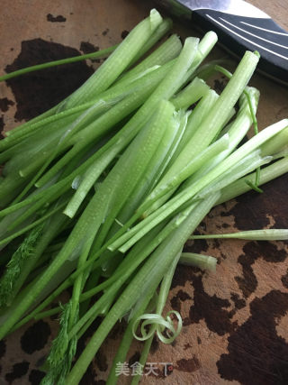 茴香杆黑木耳炒腊肠的做法步骤：1