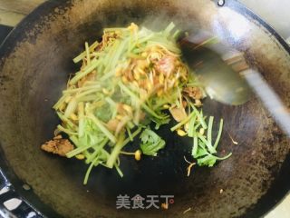芹菜黄豆芽炒肉片的做法步骤：7